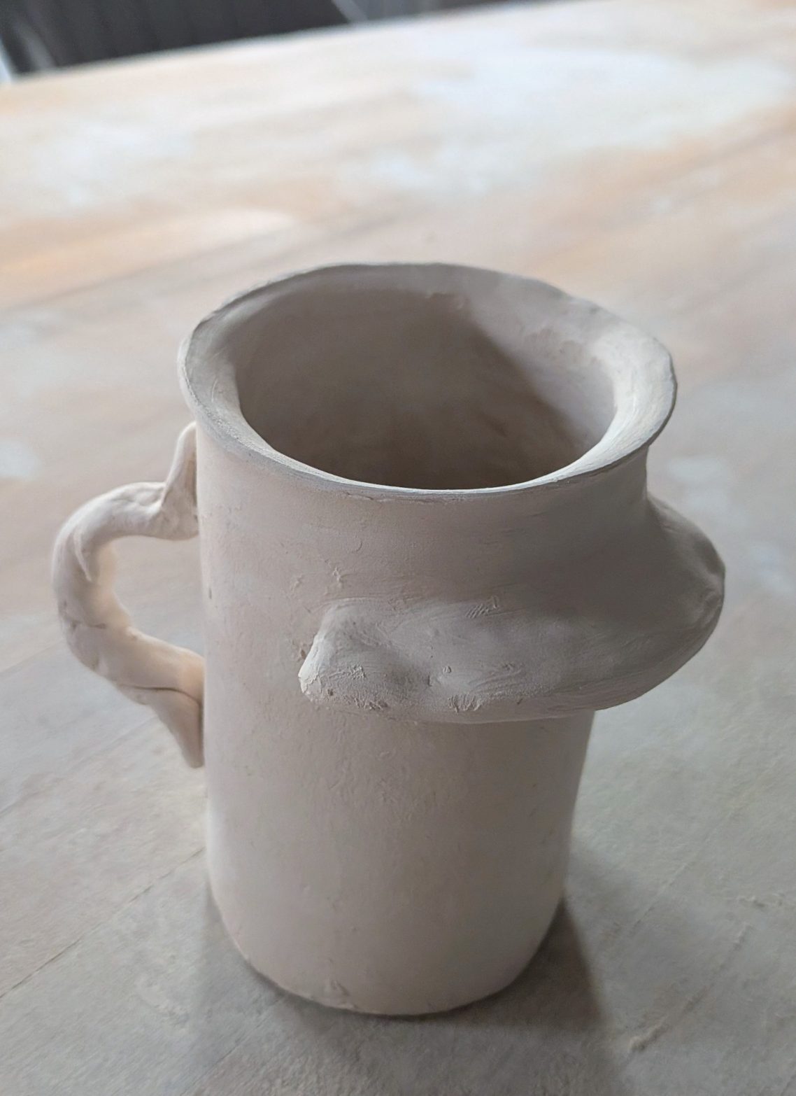 selbst getöpferte Tasse